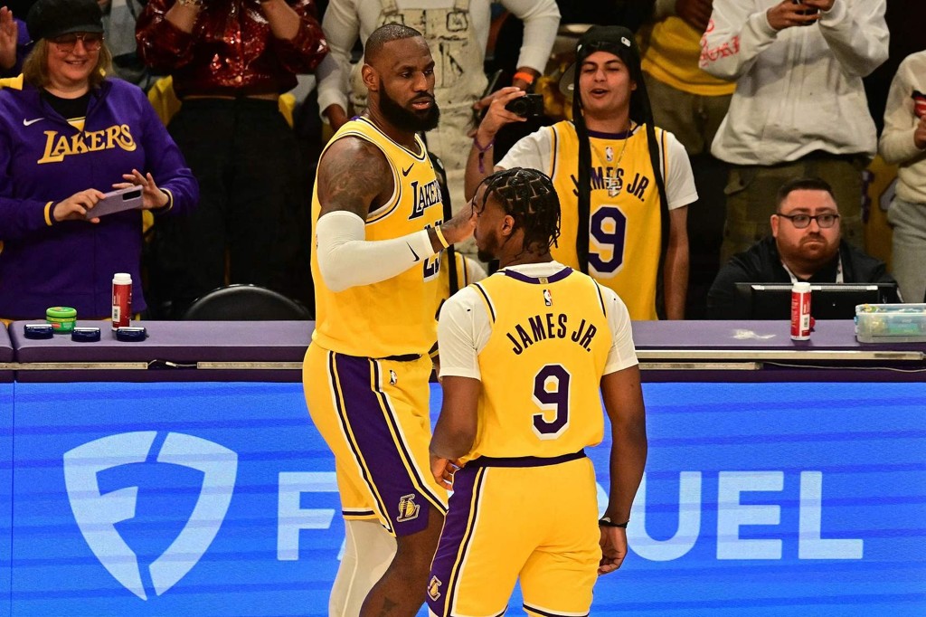 去年的今天：詹姆斯和布朗尼实现父子同台 NBA历史首次